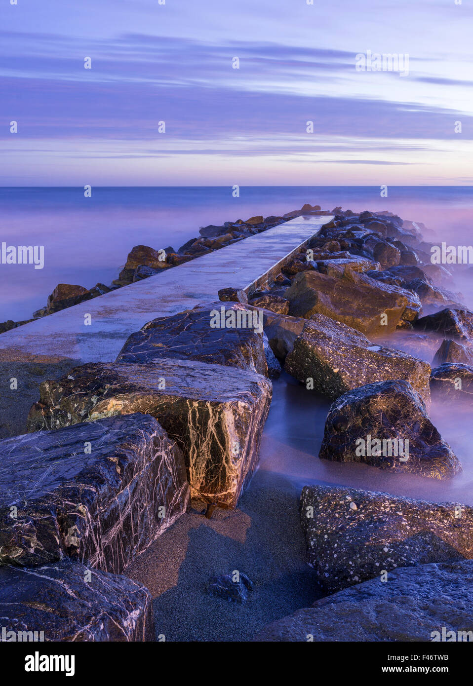 Muelle de concreto, al atardecer, levanto, Liguria, Italia Fotografía
