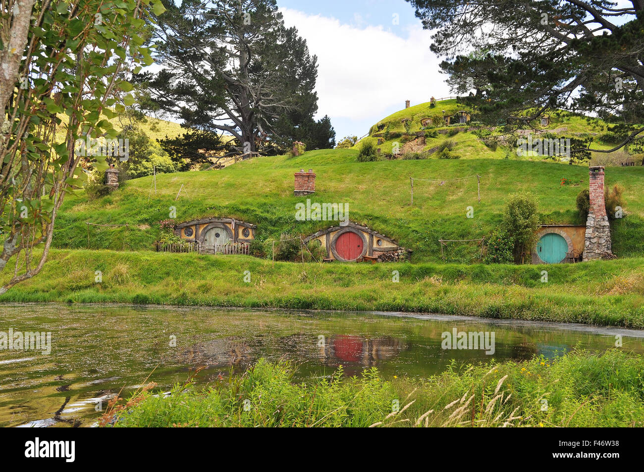 Hobbiton, Shire, Nueva Zelanda. La reflexión de la casa en el lago. Foto de stock