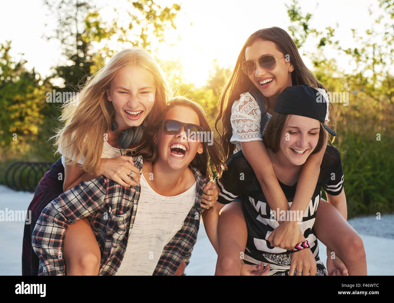 детская игра meet my friends!. I go out with my friends. I go out with my friends. I go to school фильм. Hanging out with friends.