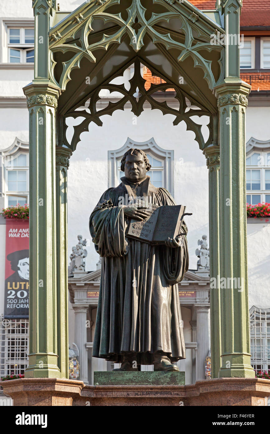 Monumento a Martín Lutero en frente del ayuntamiento, Wittenberg, Sajonia-Anhalt, Alemania Foto de stock