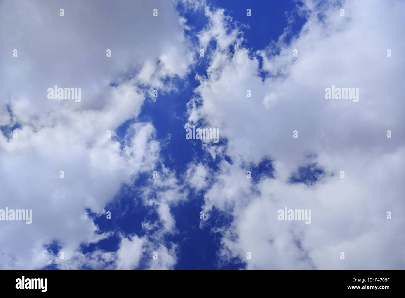 Nubes grises en el cielo azul Foto de stock