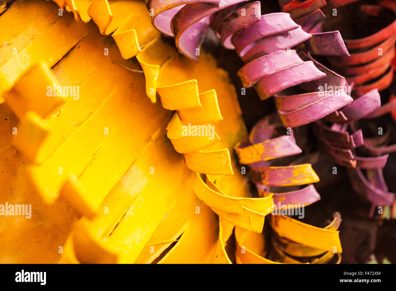 Pintado de amarillo y violeta barras metálicas Foto de stock