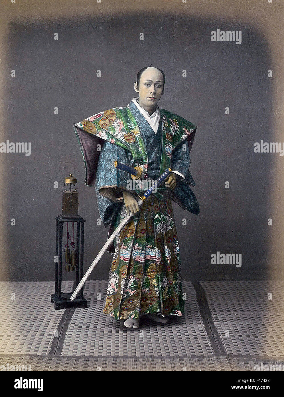 Con la espada de samurai, Japón Foto de stock