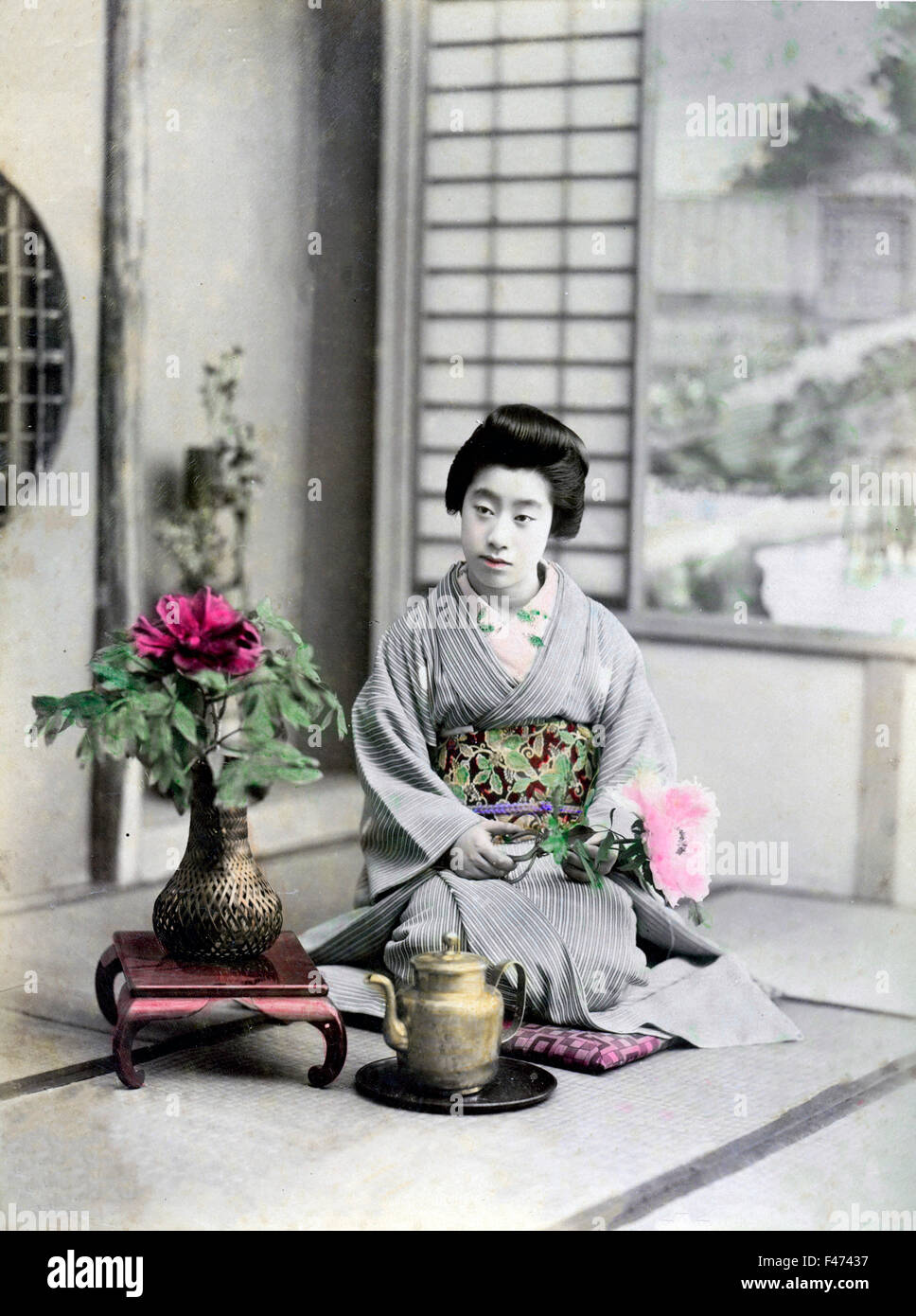 Geisha con flor, Japón Foto de stock