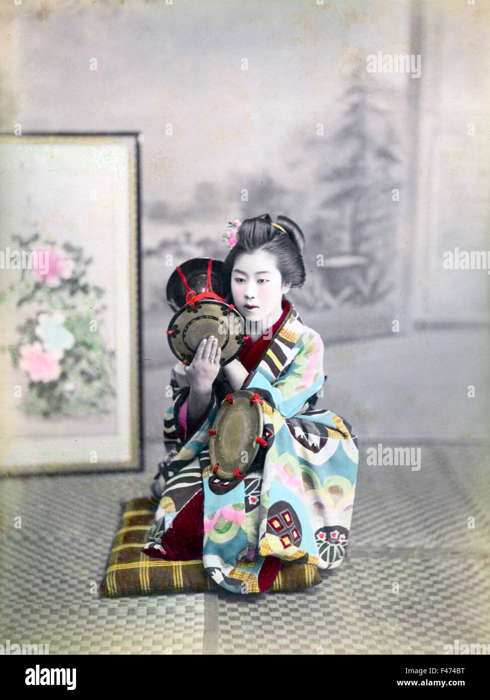 Geisha haciendo música, Japón Foto de stock