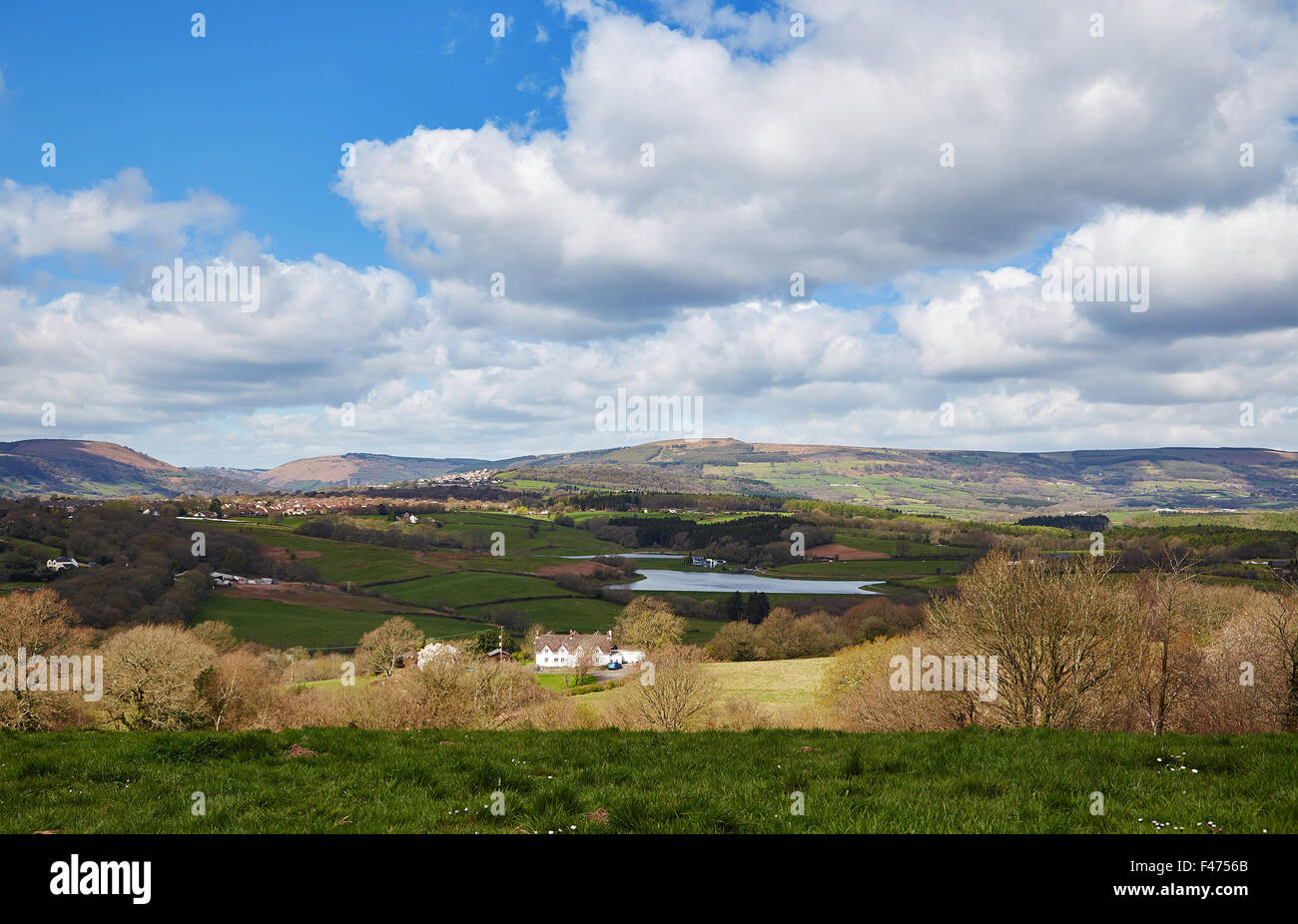 La vista desde el Ridgeway, Newport mirando al noroeste más Yns-y-fro depósito hacia las montañas de Twmbarlwm y Machen, Gales. Foto de stock