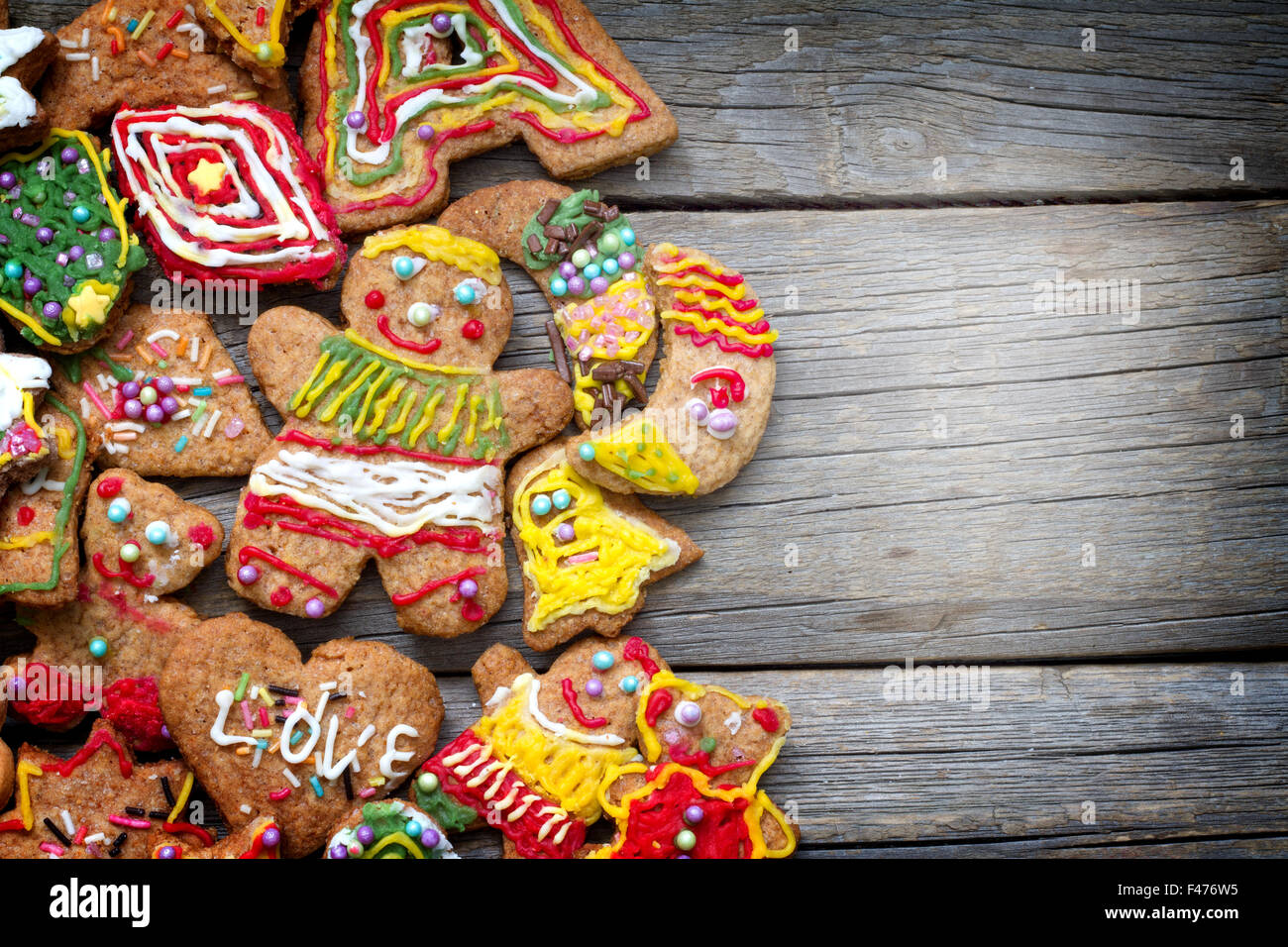 Navidad galletas de jengibre sobre viejos tablones concepto artesanal Foto de stock