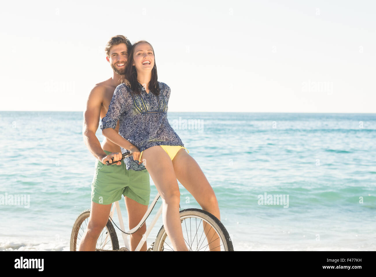 Pareja Feliz yendo en bicicleta Foto de stock