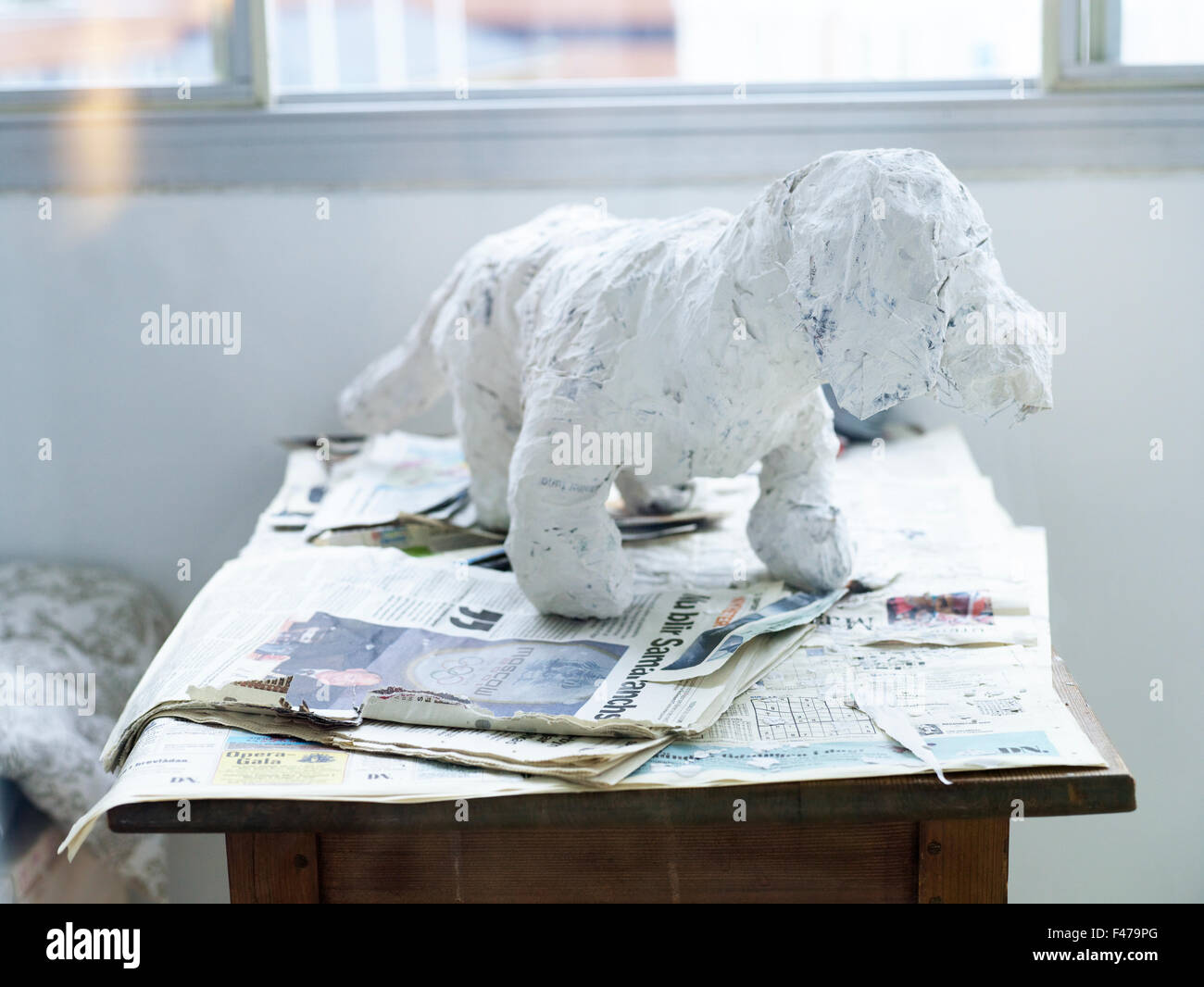 Un perro de papier-maché, Suecia. Foto de stock