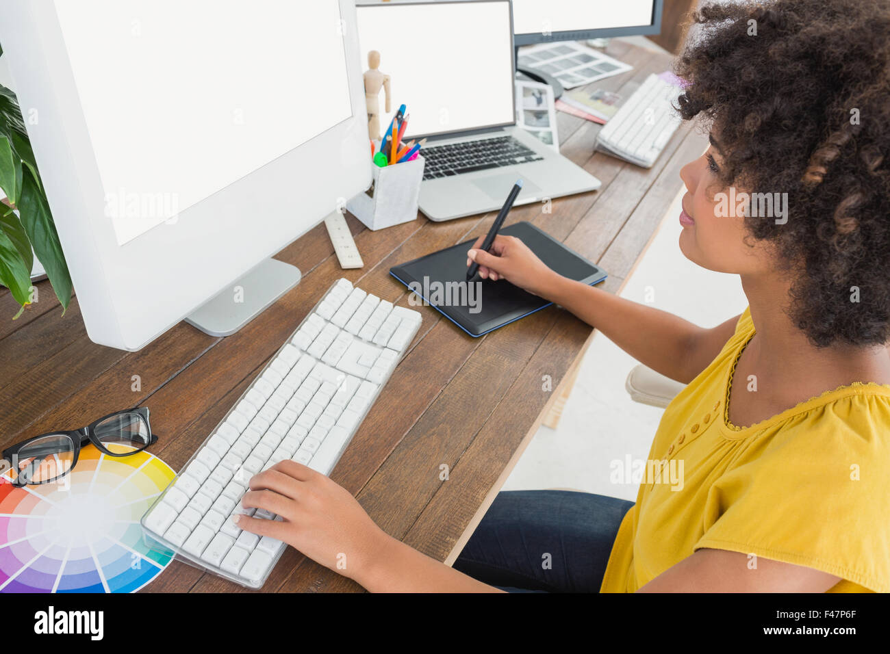 Diseñador gráfico utilizando un ordenador Foto de stock