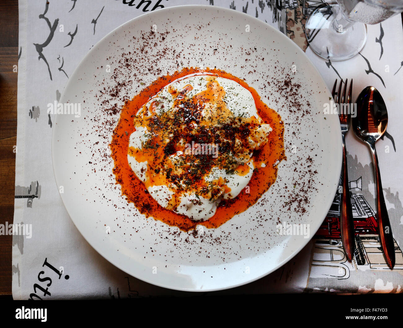 En un plato de comida sabrosa Manti turco Foto de stock