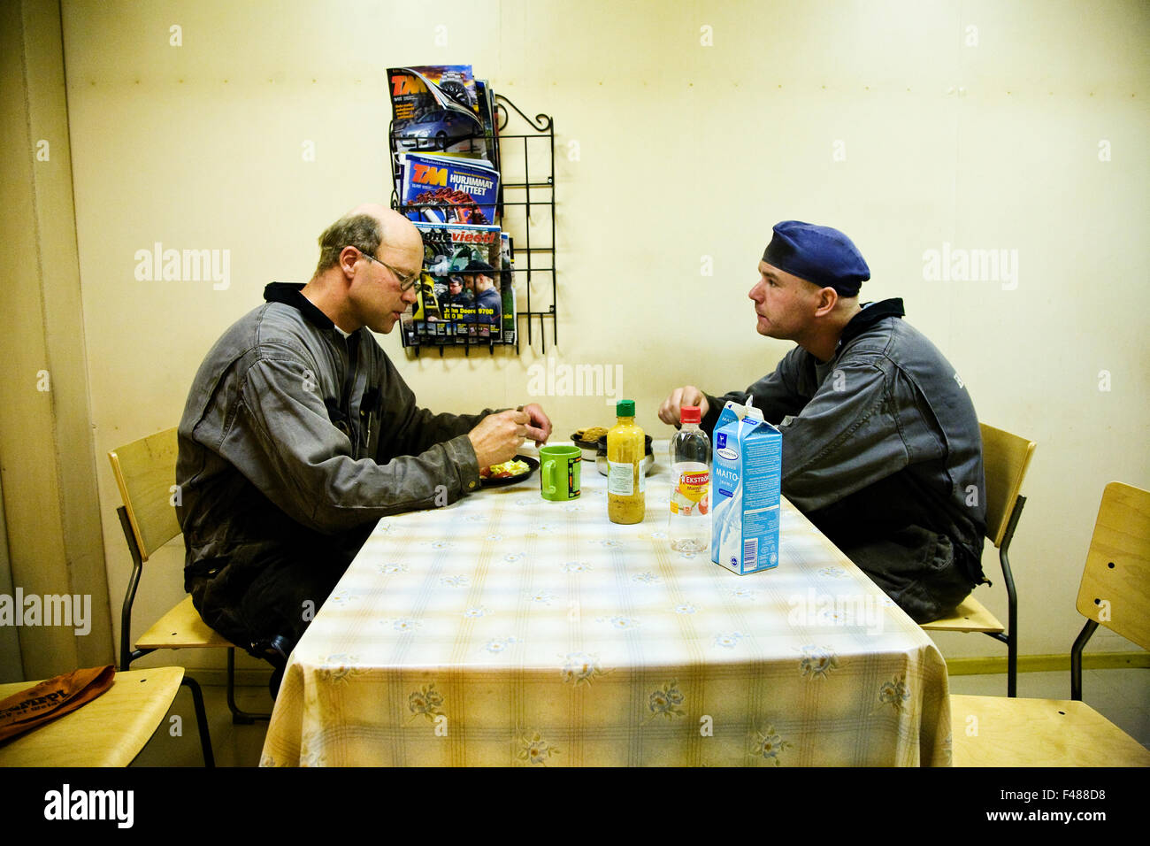 Dos trabajadores de un comedor, de Finlandia. Foto de stock