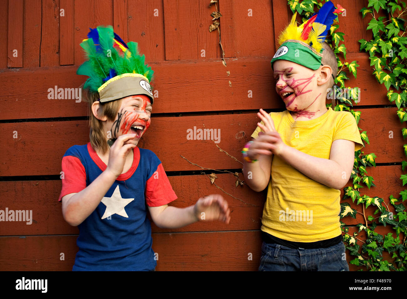 Muchachos jugando disfrazados como Indios, Suecia Fotografía de stock -  Alamy