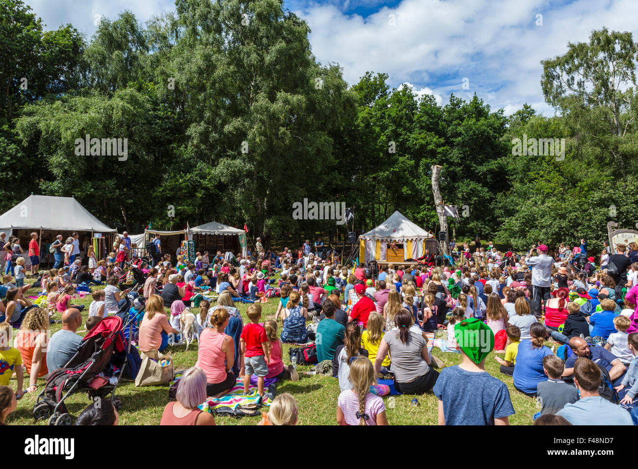 Diversión familiar en el Festival de Robin Hood, en agosto de 2015, el Bosque de Sherwood Country Park, Edwinstowe, Nottinghamshire, REINO UNIDO Foto de stock