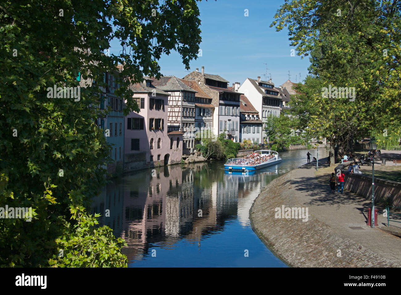 Barco turístico en el rio Ill, Petite France Alsace Francia Estrasburgo Foto de stock