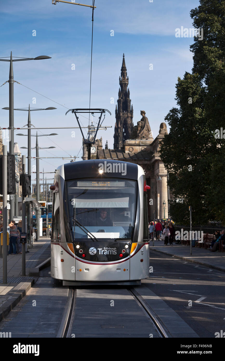 Tranvía de Edimburgo en Princess Street, con el Monumento a Scott en el fondo. Edimburgo, Escocia. Foto de stock