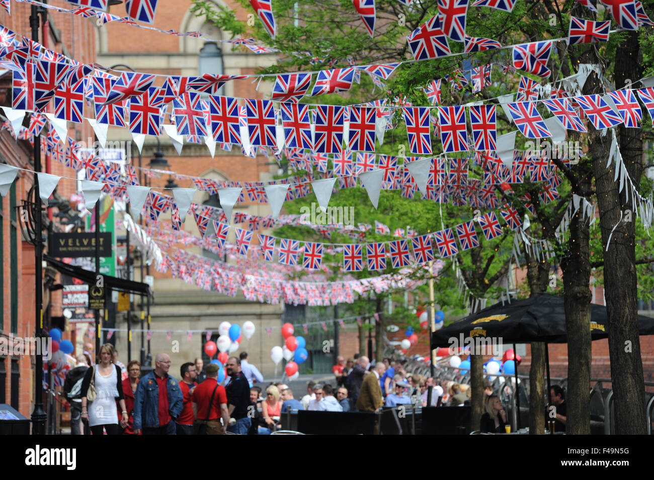 Parte bunting en Canal Street en el corazón de Manchester, Gay Village para celebrar la boda de William y Kate. Foto de stock