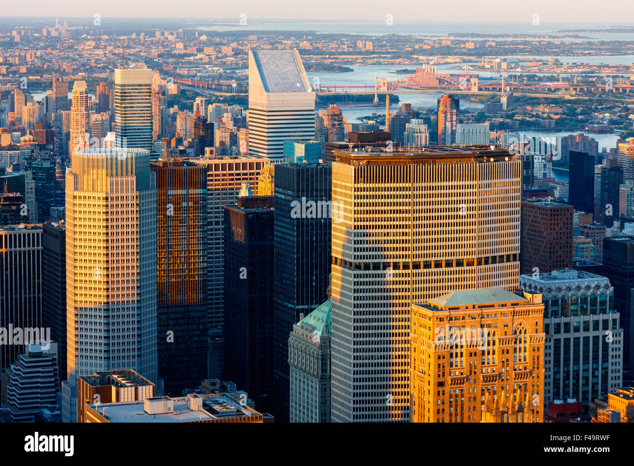 Vista aérea de los rascacielos de Manhattan al atardecer. La Ciudad de Nueva York. Ee.Uu. Foto de stock