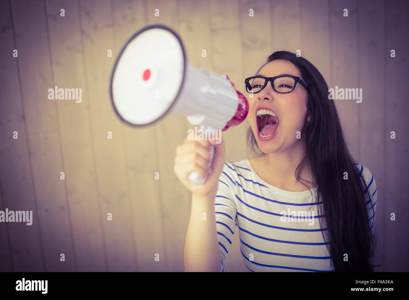 Bella mujer gritando con megáfono Foto de stock