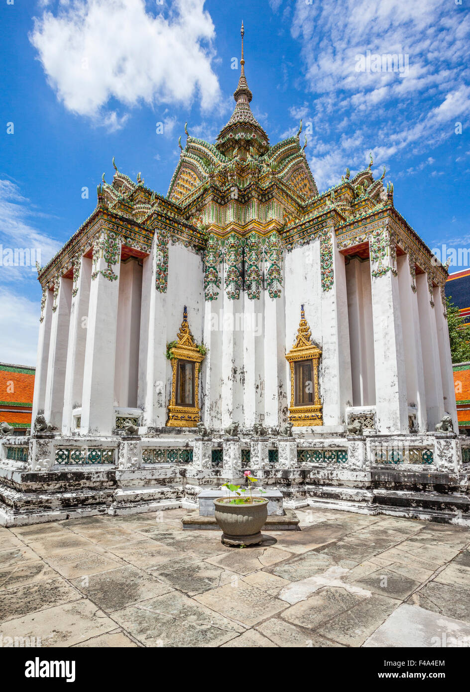 Tailandia, Bangkok, vista de la Phra Mondop Escritura Hall en Wat Po. Foto de stock