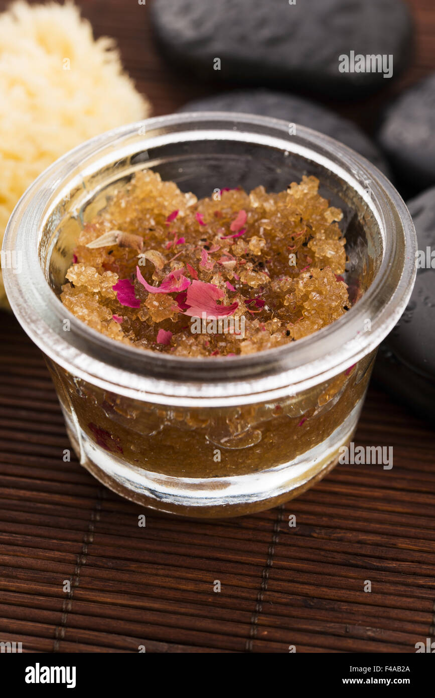 Peeling corporal casero con azúcar, aceite de oliva y pétalos de rosa  Fotografía de stock - Alamy
