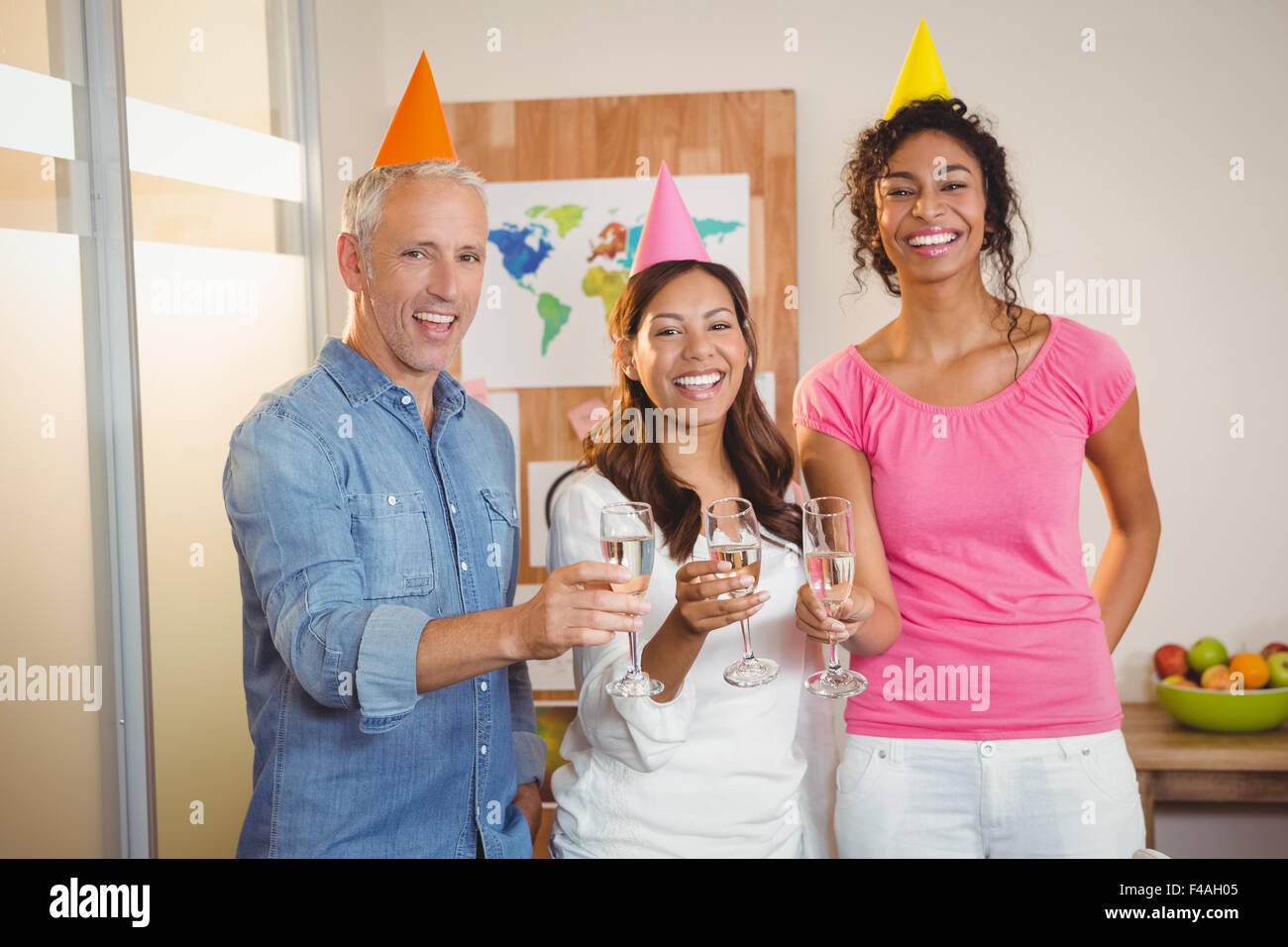 La gente de negocios la celebración de champagne en Office Foto de stock