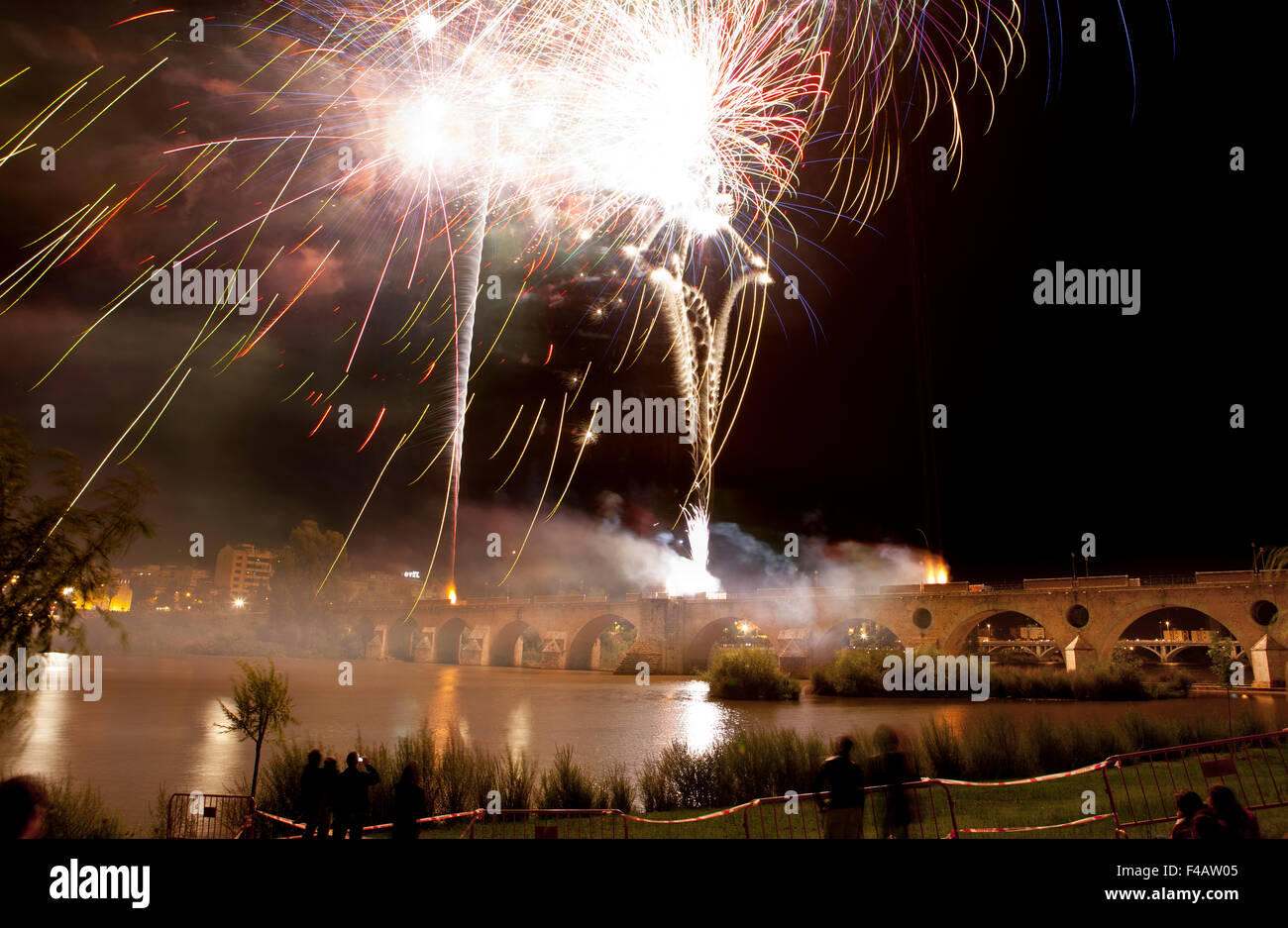 BADAJOZ, España - 24 DE JUNIO: coloridos fuegos artificiales tomada desde el puente de puente de palmas de Badajoz España durante la fiesta de San Juan n Foto de stock
