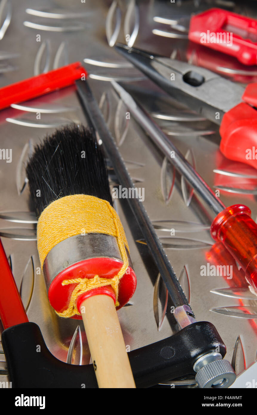 Conjunto de herramientas de trabajo sobre una superficie metálica Foto de stock