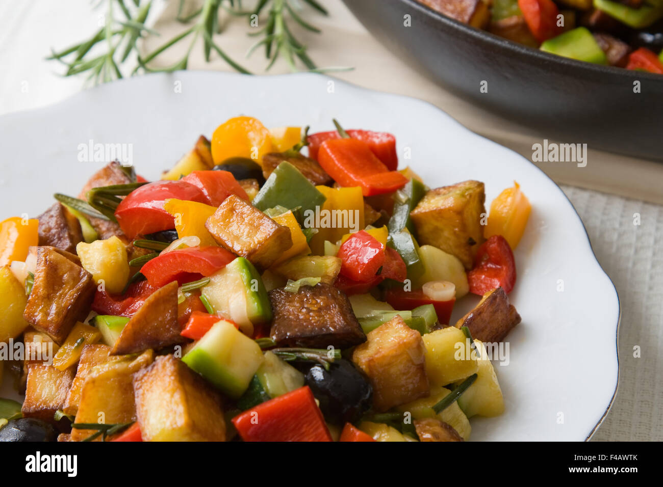 Griechische Gemüsepfanne - hortalizas fritas Foto de stock