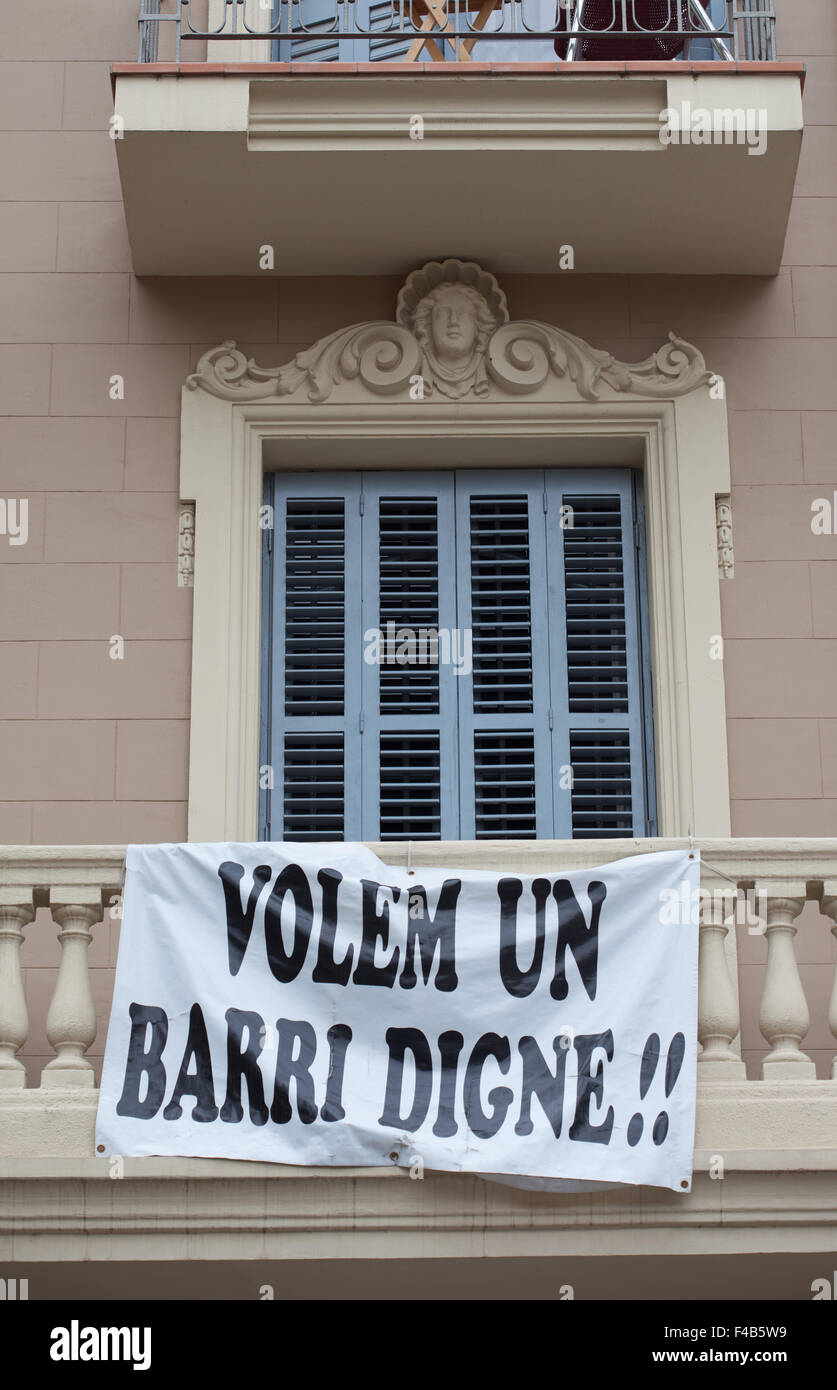 Pancarta de protesta colgado en la fachada de un edificio Foto de stock