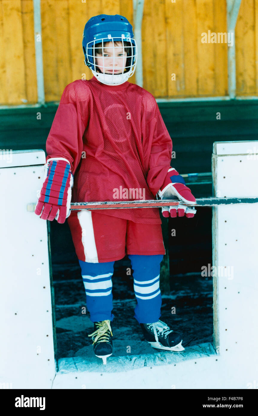 Niños Niños sólo imagen en color edad elementales de longitud completa casco guantes skate ice hockey hielo patinaje sobre hielo ocio una sola persona Foto de stock