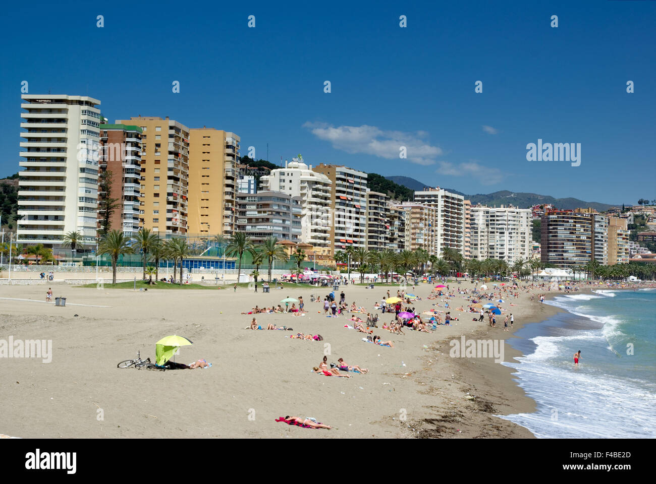 La gente disfruta de un clima agradable en la playa del mar mediterráneo de Málaga, en el sur de España. Foto de stock