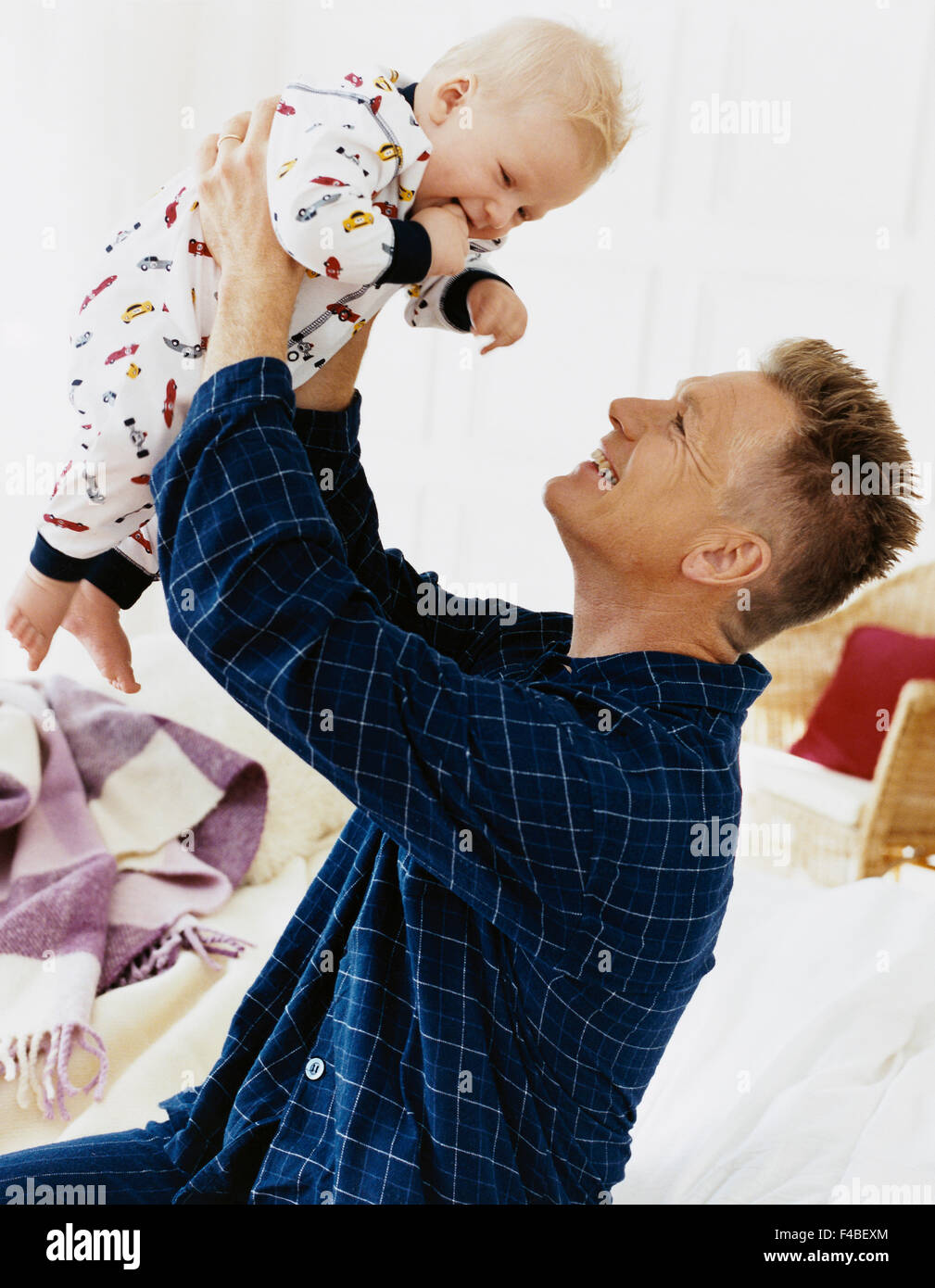 Papá tiene bebé en el aire. Foto de stock