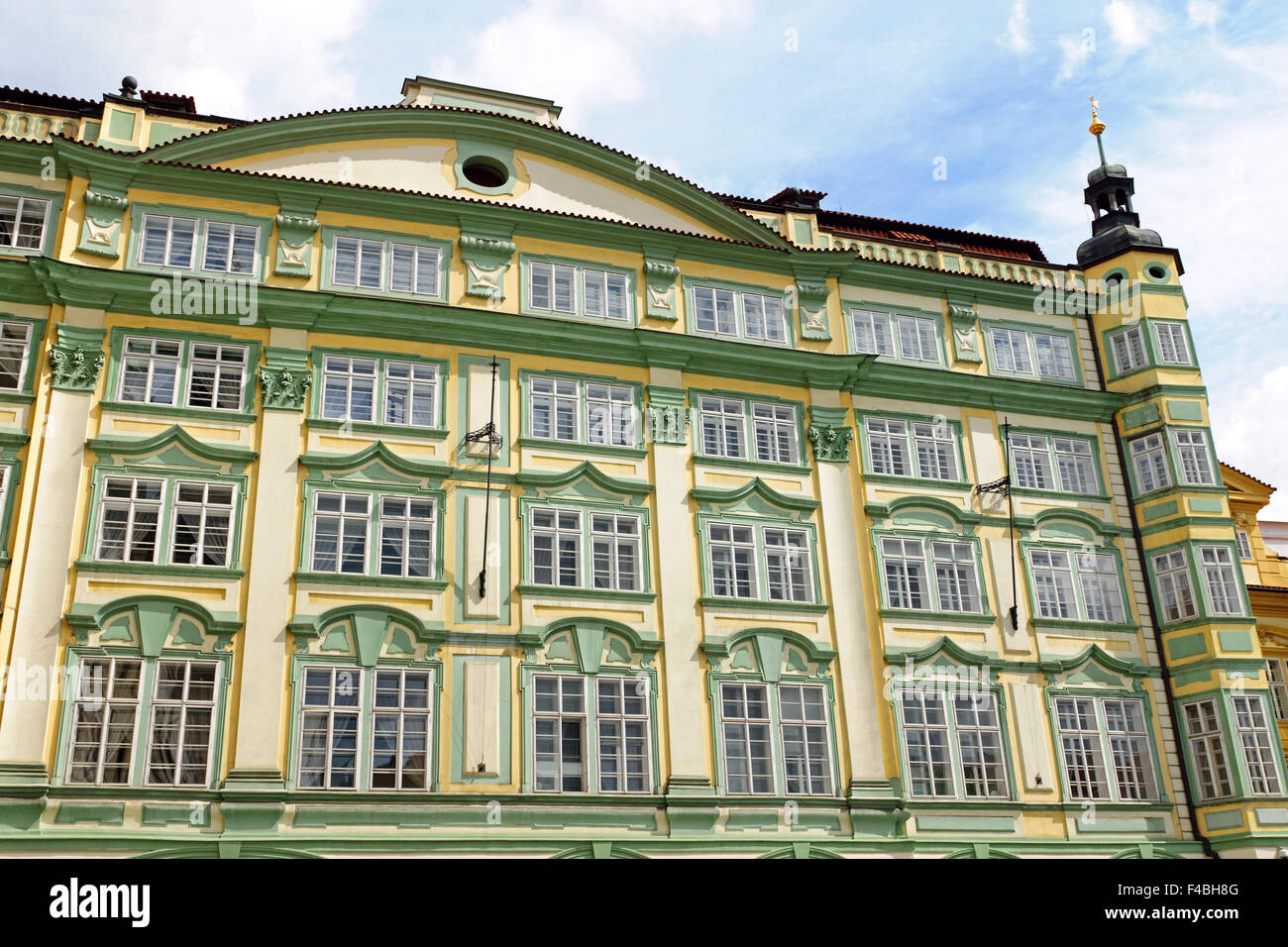 Antiguo edificio restaurado en Praga Foto de stock