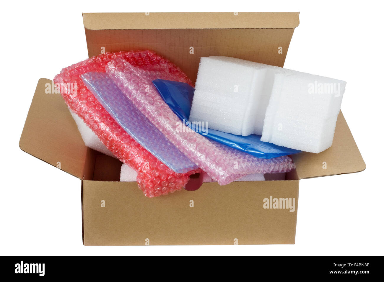 La caja de plástico moderno material de embalaje en cajas de cartón para su  negocio. Aislada con parche Fotografía de stock - Alamy