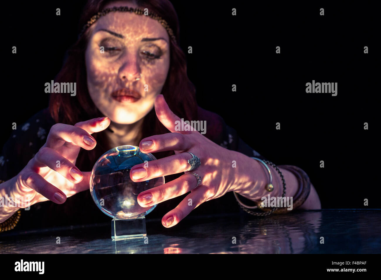 Adivina con bola de cristal fotografías e imágenes de alta resolución -  Alamy