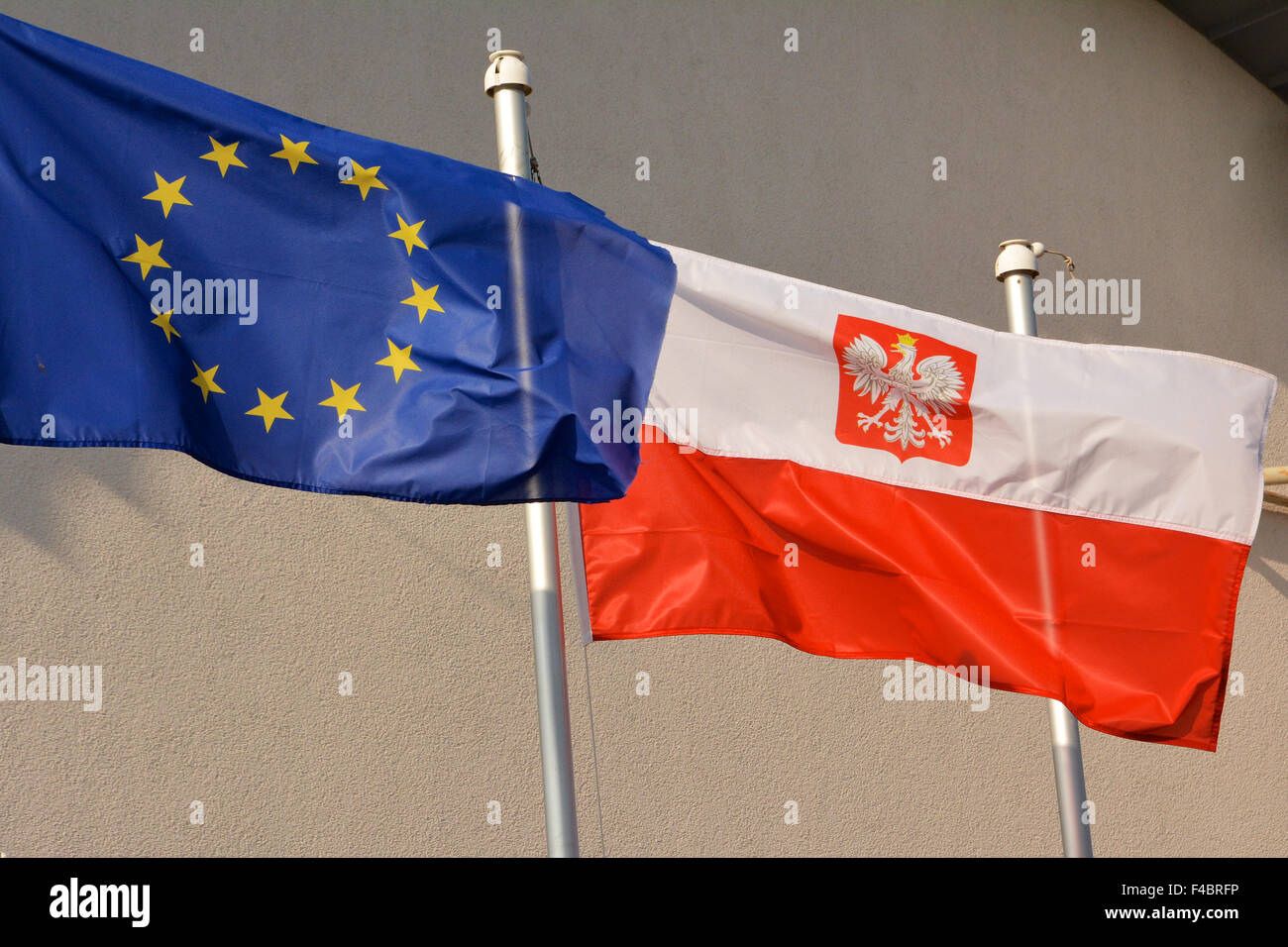 Europäische und polnische Fahne im Wind Foto de stock