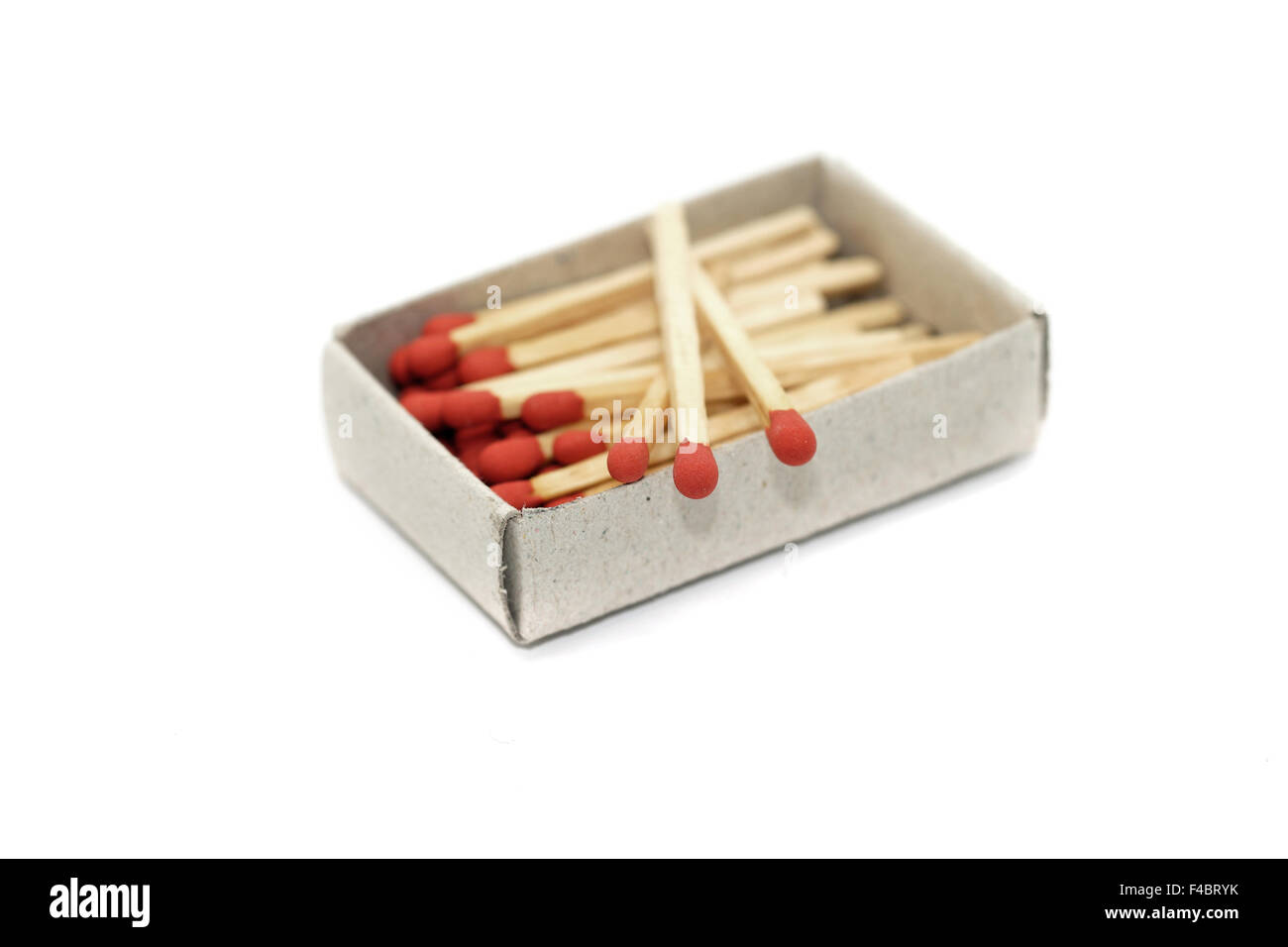 Matchstick en matchbox aislado sobre fondo blanco. Foto de stock