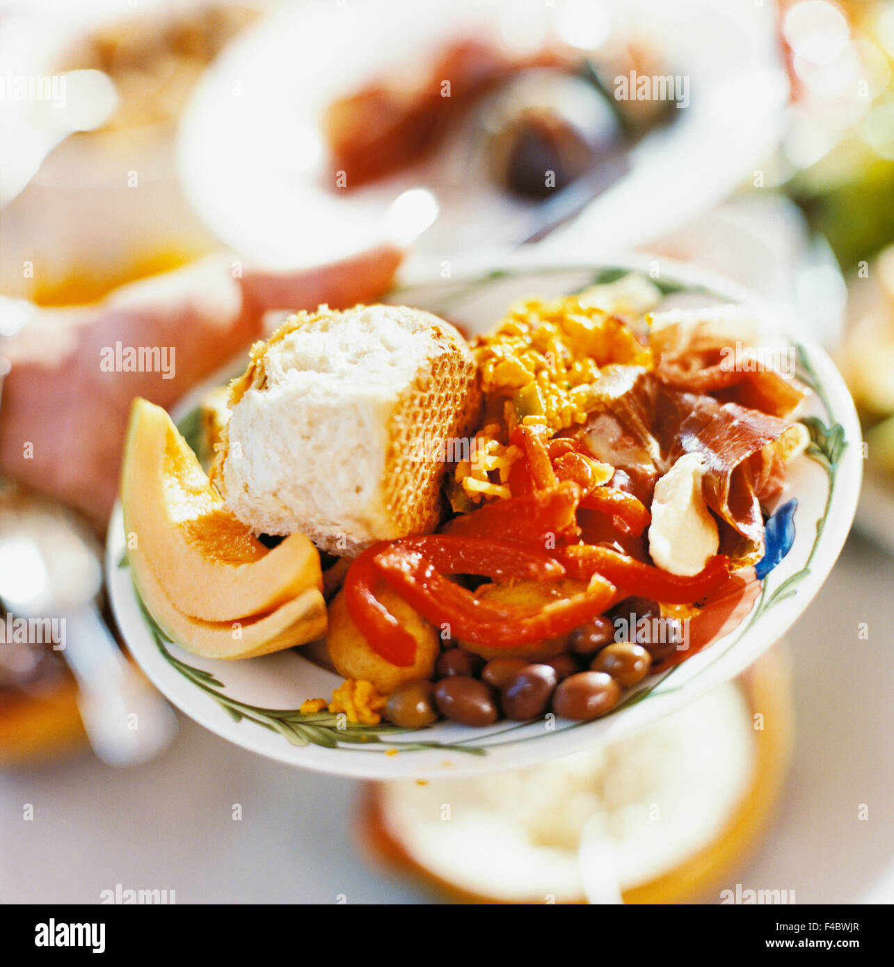 Pan de Maíz imagen color buffet comida comida y bebida frutas y verduras melón tuerca plantas de olivo plato plato dulce cuadrado Foto de stock