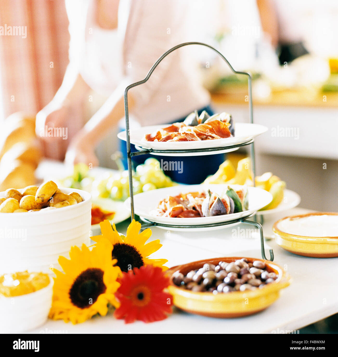 Bowl buffet color image fig flor alimentos y bebidas frutas y verduras plato plantas tuerca cuadrada plato de patata Foto de stock