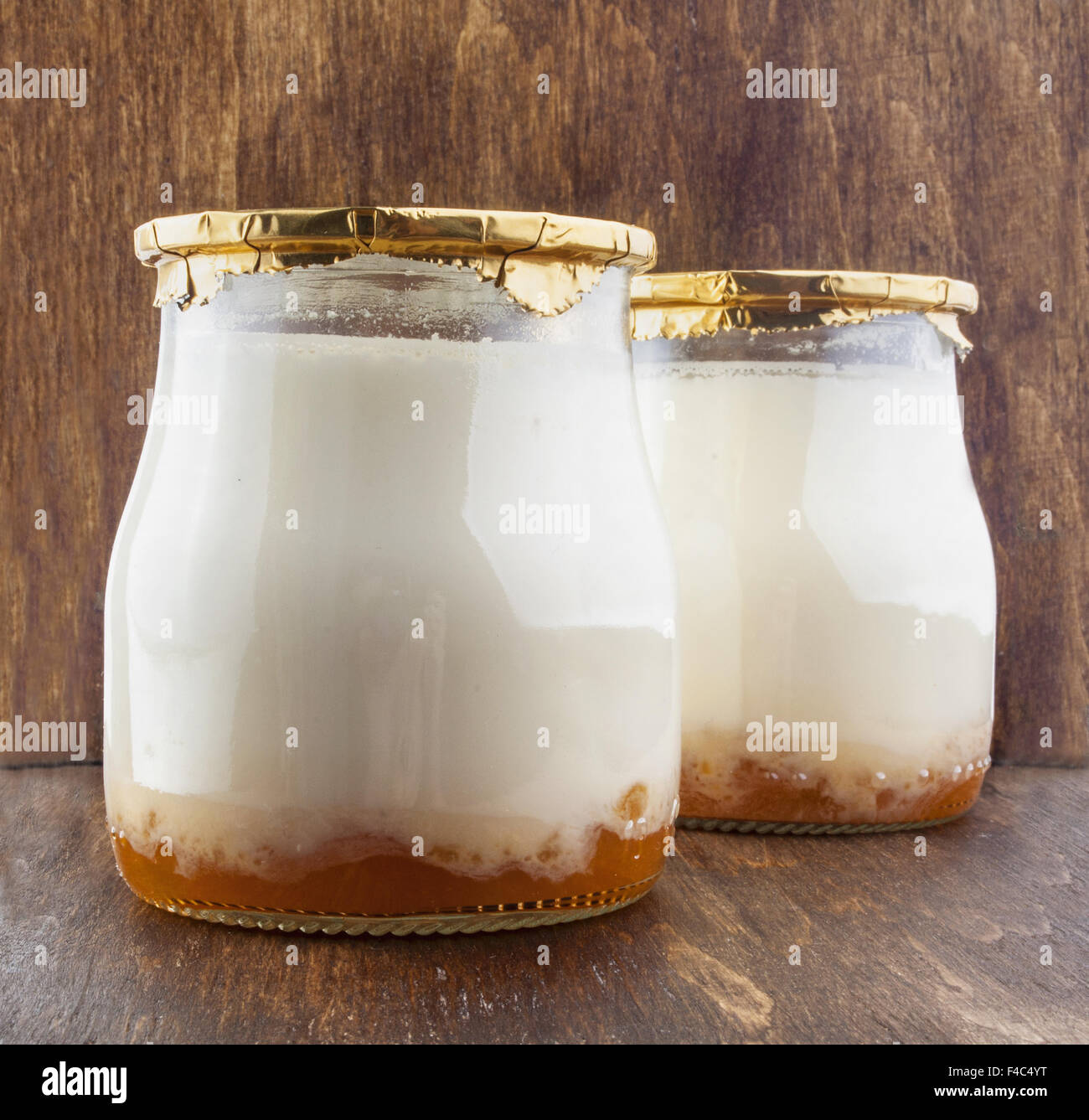 Yogur griego en un frasco de vidrio Fotografía de stock - Alamy