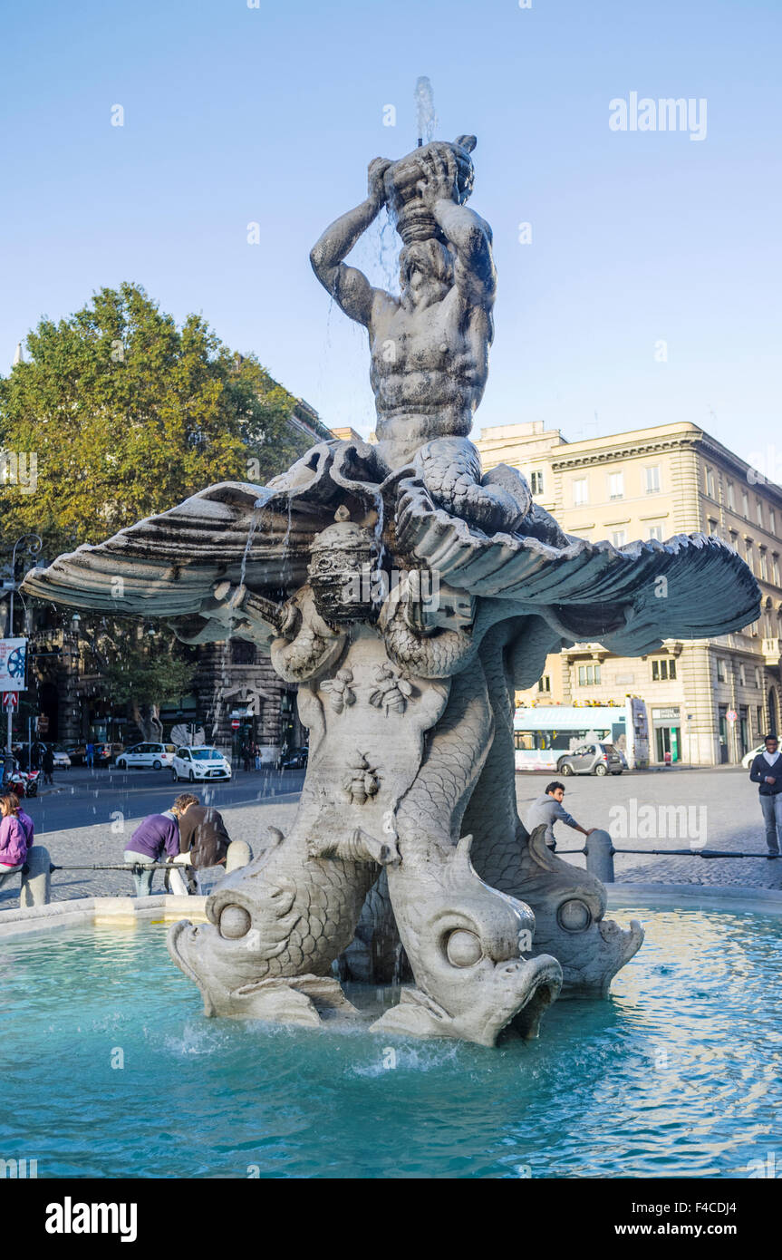 La Fontana del Tritone por Gian Lorenzo Bernini, Piazza Barberini, Roma, Italia Foto de stock