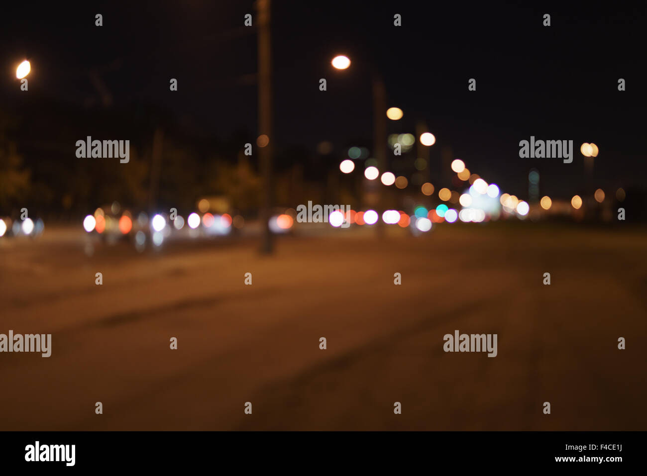 Fondo difuminado de noche las luces de los coches de la ciudad Foto de stock