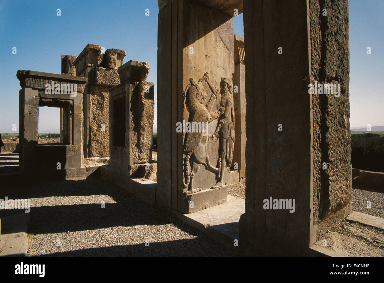 Irán, Persépolis, remanente umbral dentro de las ruinas de la antigua ciudad de gran formato (tamaños disponibles) Foto de stock