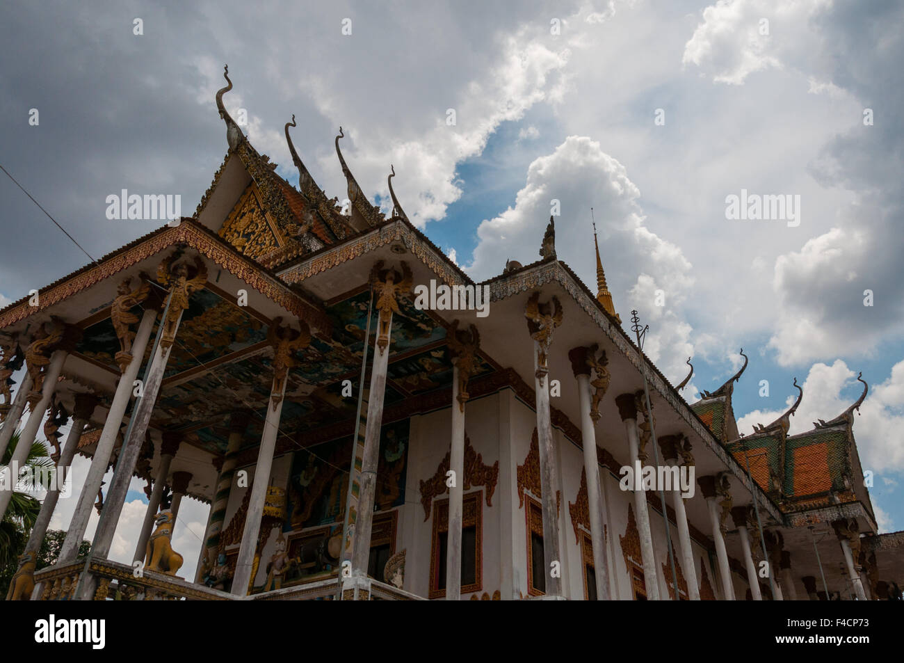 El techo del templo en Laos con el cielo azul y las nubes Foto de stock