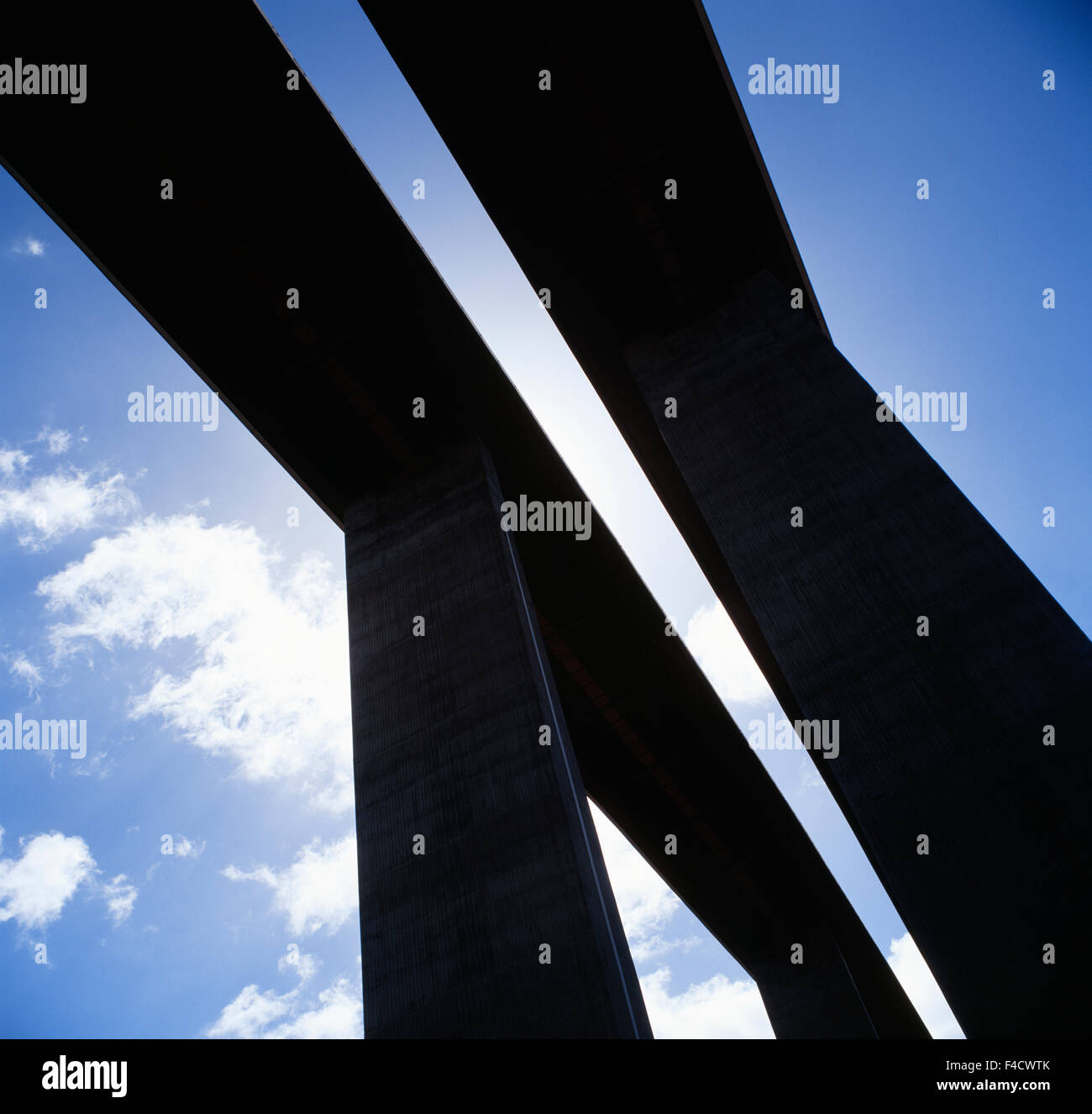 Silueta de puentes contra el cielo, vista de ángulo bajo Foto de stock
