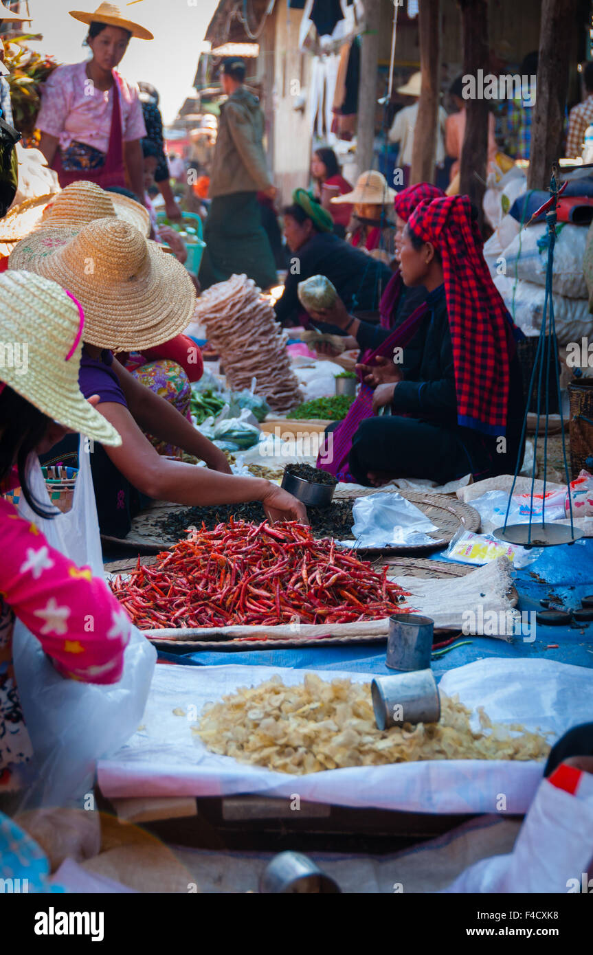 Las mujeres vendiendo cosas en un mercado en Birmania Foto de stock
