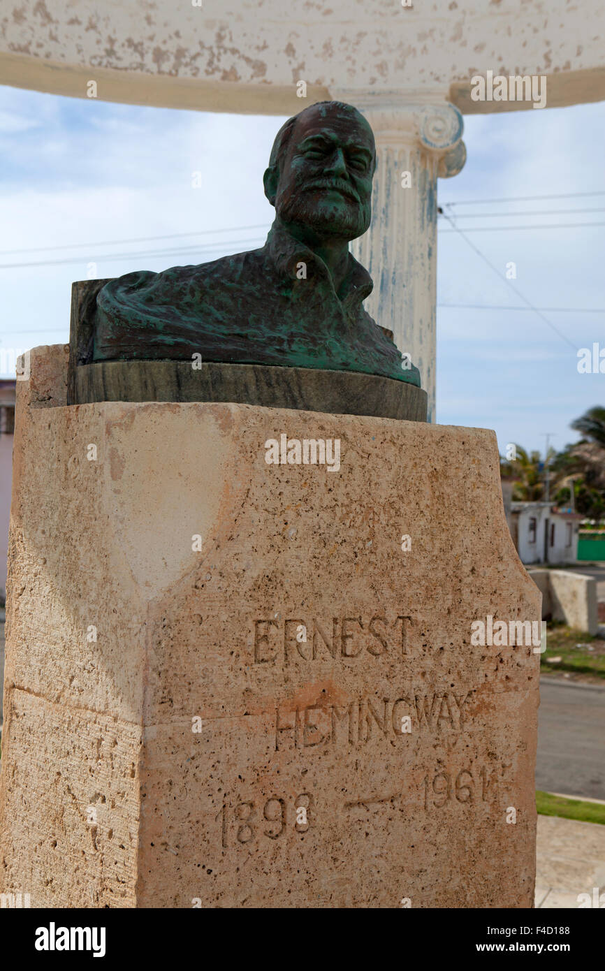 Cuba, Cojimar. Ernest Hemingway busto, realizados por pescadores locales en Cojimar. Foto de stock