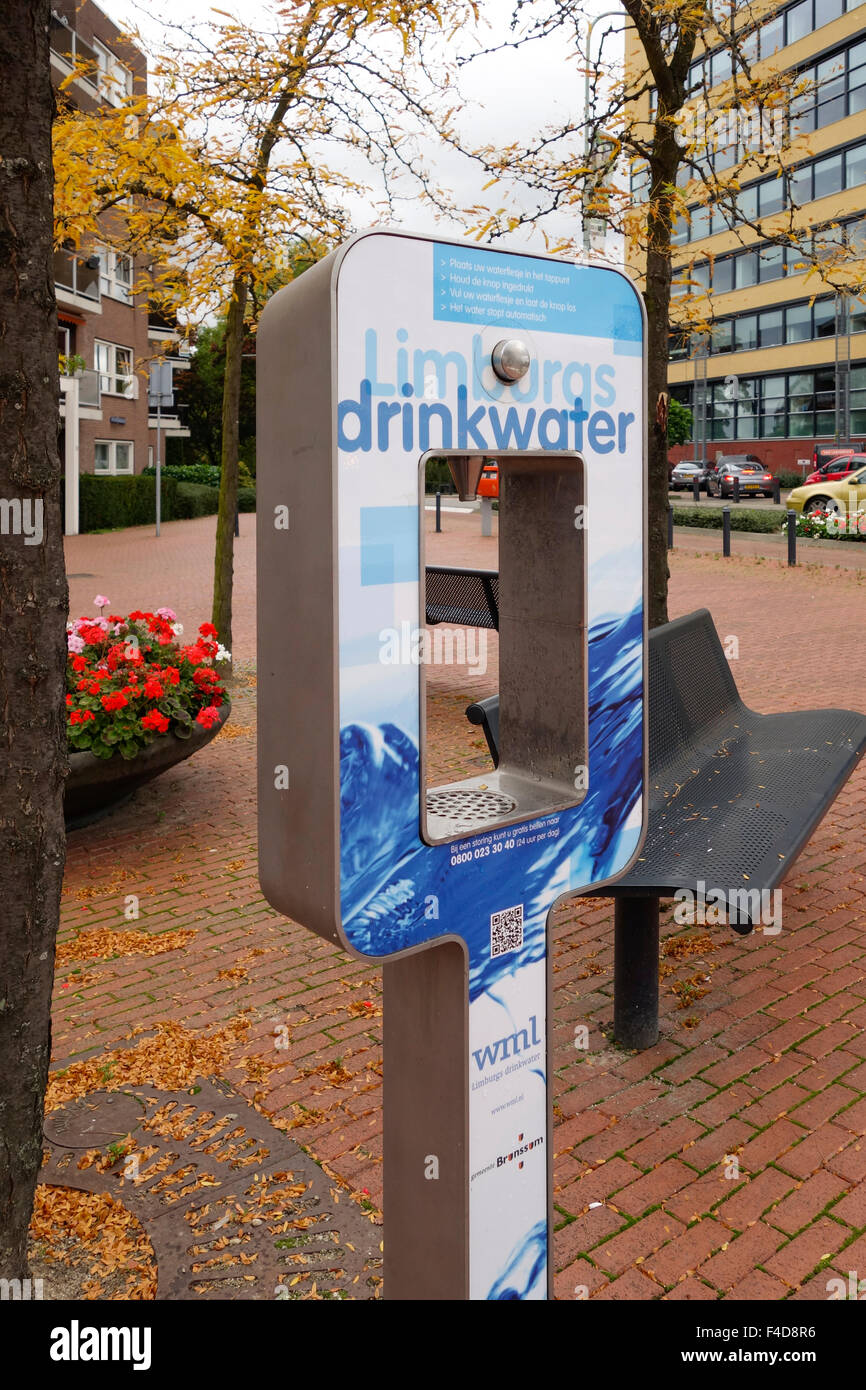 Dispositivo público para llenar una botella de agua potable, agua potable, Brunssum, Holanda. Foto de stock