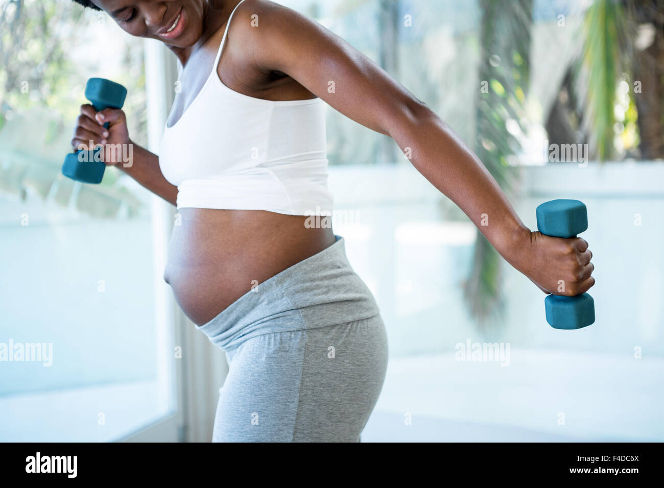 Alegre mujer embarazada ejercicio Foto de stock